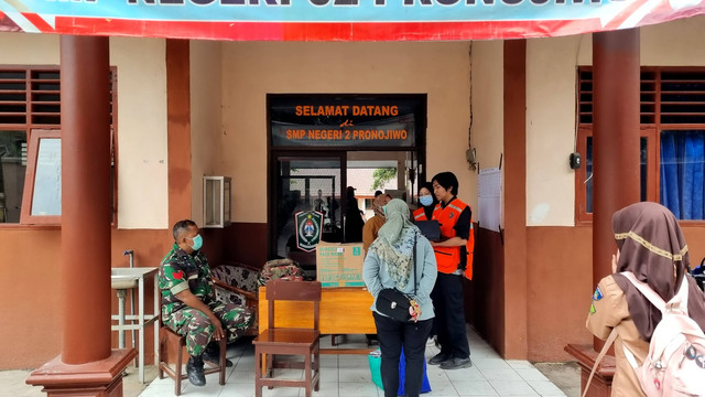 Petugas TNI berjaga di SMPN 2 Pronojiwo, Kabupaten Lumajang yang menjadi posko pengungsian erupsi Gunung Semeru, Jumat (21/11/2025). Foto: Farusma Okta Verdian/kumparan
