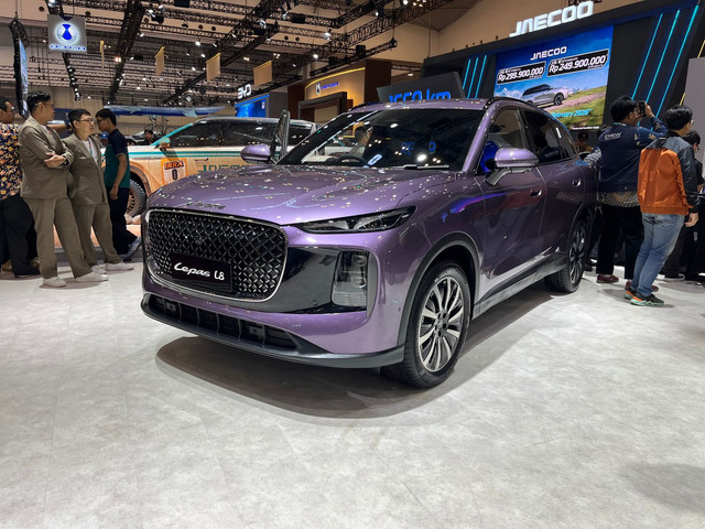 Lepas L8 di GAIKINDO Jakarta Autoweek (GJAW) 2025. Foto: Syahrul Ghiffari/kumparan