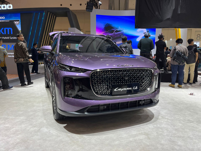 Lepas L8 di GAIKINDO Jakarta Autoweek (GJAW) 2025. Foto: Syahrul Ghiffari/kumparan