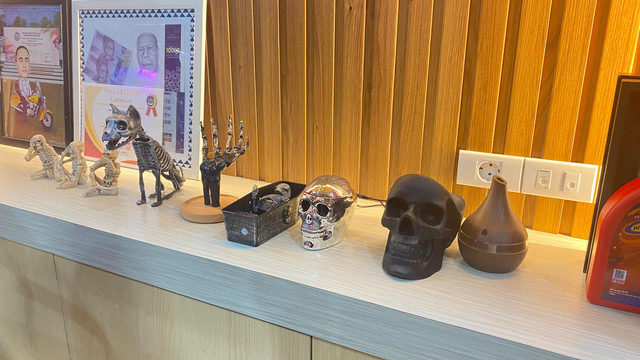 Ragam koleksi skull atau tengkorak di ruang kerja milik Wakil Gubernur Kalimantan Barat, Krisantus Kurniawan. Foto: Alycia Tracy Nabila/Hi!Pontianak