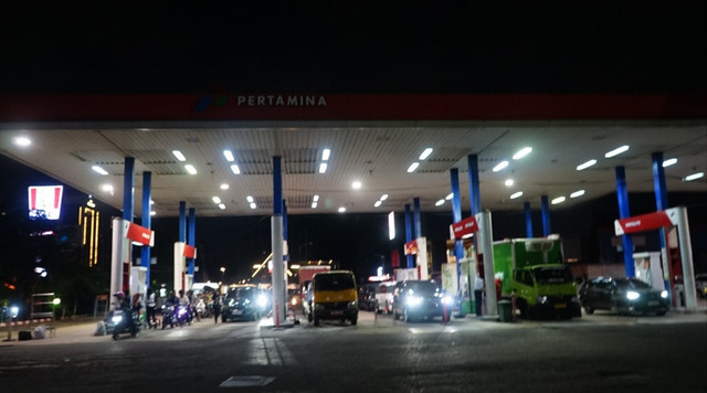 Antrean truk mengisi BBM biosolar di SPBU Palembang. Foto : Urban Id/Ary Priyanto