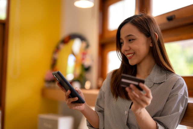 Tips atur transaksi Kartu Kredit dan Debit lewat myBCA. Foto: Shutterstock