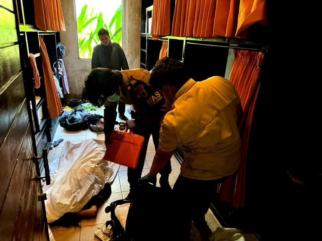 Sejumlah petugas mengevakuasi jenazah Deqing Zhuoga, backpacker perempuan asal China (25) di sebuah kamar hostel di Canggu, Kecamatan Kuta Utara, Kabupaten Badung, Bali, pada Selasa (2/9/2025). Foto: Dok. Polres Badung