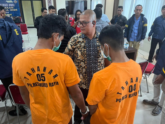 Dua pelaku ditampilkan pada saat pres rilis di Polres Kubu Raya. Foto: Rabiansyah/Hi!Pontianak