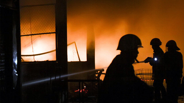 Ilustrasi petugas pemadam kebakaran memadamkan api.