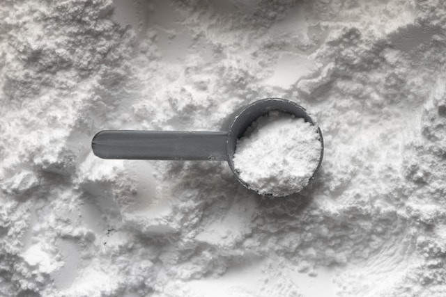 Ilustrasi Produk Susu Bubuk Instan. Foto : Unsplash.