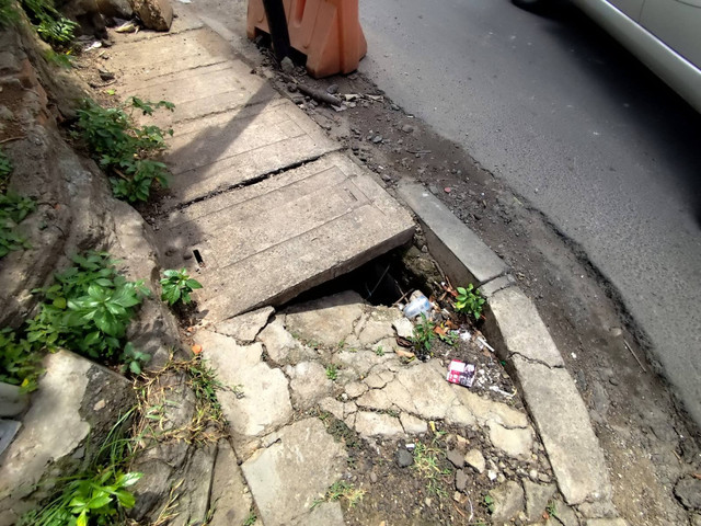 Trotoar mengalami kerusakan di Jalan Tambak, Jakarta Pusat. Foto: Rachmadi Rasyad/kumparan