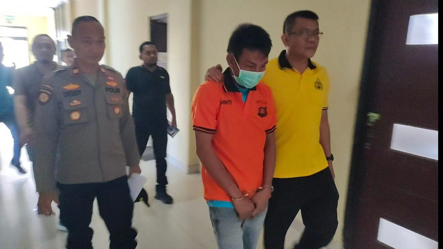 Pelaku pembunuhan guru PPPK OKU saat digiring ke Polres OKU. Foto : Istimewa