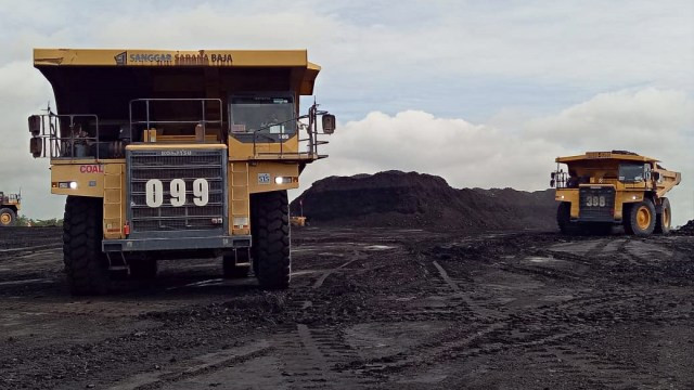 Ilustrasi kendaraan pengangkut batu bara melintas di area tambang batu bara. Foto: Michael Agustinus/kumparan