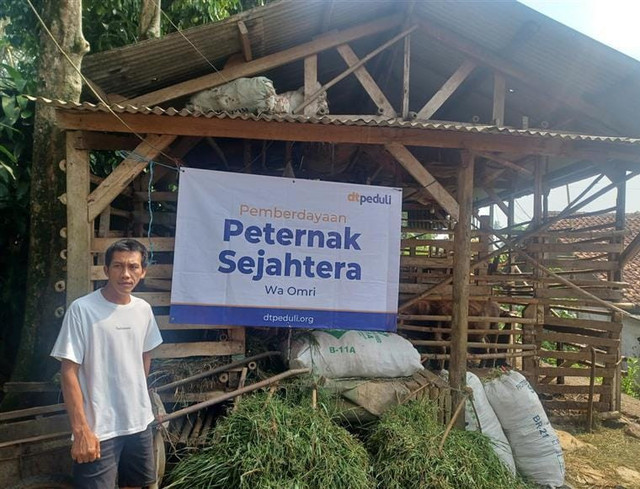 Salah Satu Peternak Binaan DT Peduli Bogor di Rancabungur (Sumber : DT Peduli)