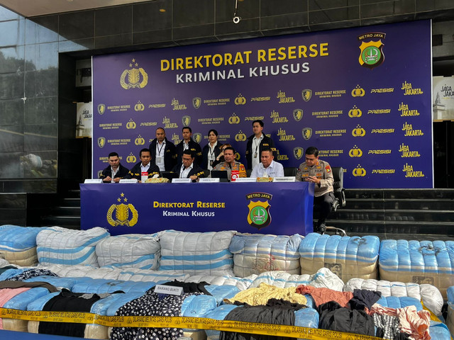 Konferensi pers pengungkapan pakaian impor di Polda Metro Jaya, Jumat (21/11). Foto: Rayyan Farhansyah/kumparan