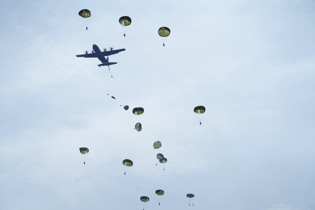 Prajurit TNI melaksanakan rangkaian Latihan Terintegrasi TNI Tahun 2025 yang digelar di kawasan Bandara PT IMIP, Morowali, Sulawesi Tengah, Kamis (20/11/2025). Foto: Dok. Puspen TNI