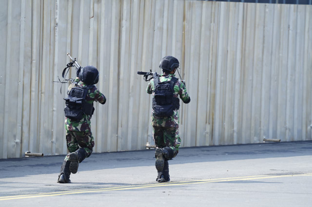 Prajurit TNI melaksanakan rangkaian Latihan Terintegrasi TNI Tahun 2025 yang digelar di kawasan Bandara PT IMIP, Morowali, Sulawesi Tengah, Kamis (20/11/2025). Foto: Dok. Puspen TNI