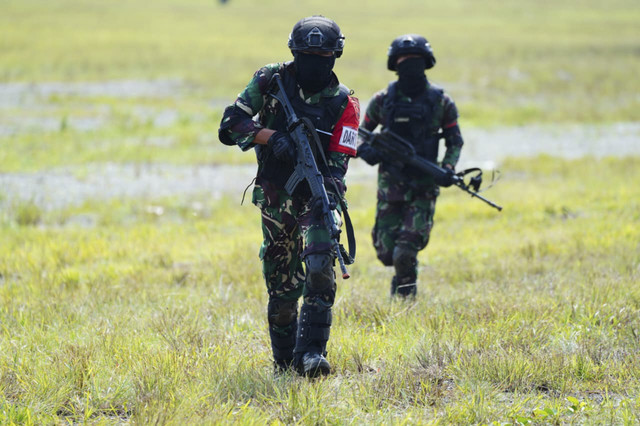 Prajurit TNI melaksanakan rangkaian Latihan Terintegrasi TNI Tahun 2025 yang digelar di kawasan Bandara PT IMIP, Morowali, Sulawesi Tengah, Kamis (20/11/2025). Foto: Dok. Puspen TNI