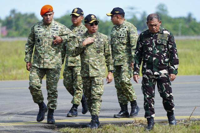Panglima TNI Agus Subiyanto meninjau rangkaian Latihan Terintegrasi TNI Tahun 2025 yang digelar di kawasan Bandara PT IMIP, Morowali, Sulawesi Tengah, Kamis (20/11/2025). Foto: Dok. Puspen TNI
