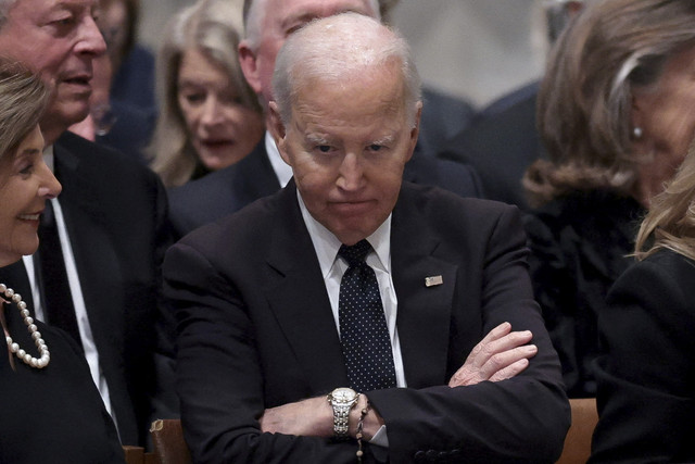 Mantan Presiden AS Joe Biden menghadiri upacara pemakaman mantan Wakil Presiden AS Dick Cheney di Katedral Nasional Washington, Amerika Serikat, Kamis (20/11/2025). Foto: Jonathan Ernst/Reuters