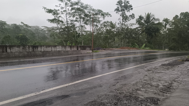 Hujan mengguyur wilayah Kecamatan Pronojiwo di Kabupaten Lumajang, Jumat (21/11/2025). Foto: Farusma Okta Verdian/kumparan