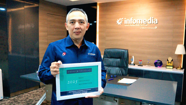 Direktur Utama Infomedia Eddy Sofryano menunjukkan penghargaan "Best Company of The Year 2025" oleh Frost & Sullivan untuk kategori Customer Experience Management (CXM) di Indonesia. Foto: Telkom