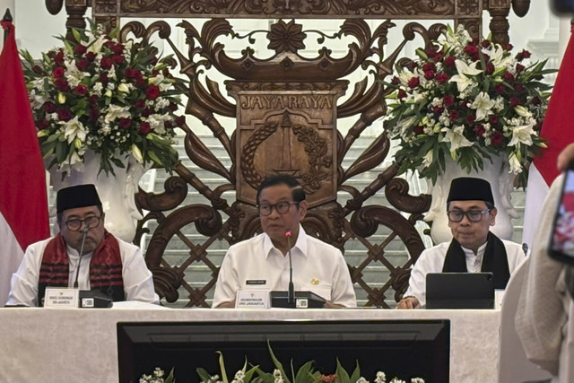 Gubernur DKI Jakarta Pramono Anung, Wakil Gubernur DKI Jakarta Rano Karno, Wakil Koordinator Stafsus Gubernur DKI Jakarta Yustinus Prastowo di Balai Kota, Jakarta Pusat, Jumat (21/11/2025). Foto: Amira Nada Fauziyyah/kumparan