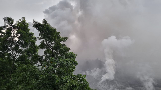 Kepulan abu vulkanik membumbung tinggi di dekat Jembatan Gladak Perak, Sumberwuluh, Kecamatan Candipuro, Kabupaten Lumajang, Jumat (21/11/2025). Foto: Farusma Okta Verdian/kumparan