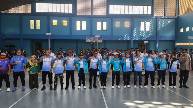 Foto bersama usai pembukaan Kejurprov Bola Voli tahun 2025 di Kabupaten Mempawah. Foto: M. Zain/Hi!Pontianak