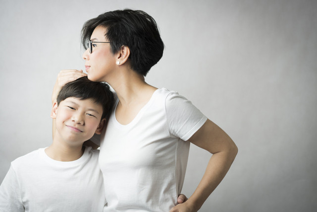 Ilustrasi anak praremaja bersama orang tua. Foto: Shutterstock