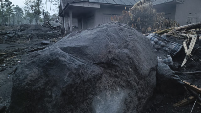 Bongkahan batu besar material vulkanik masih berasap sisa erupsi Gunung Semeru, Jumat (21/11/2025). Foto: Farusma Okta Verdian/kumparan