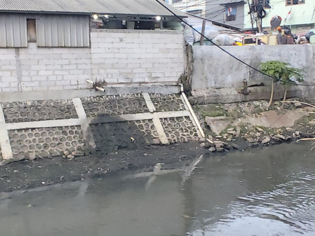 Pipa paralon yang dipakai toilet umum di Jakarta Barat untuk buang tinja ke Kali Krukut. Foto: Rachmadi Rasyad/kumparan