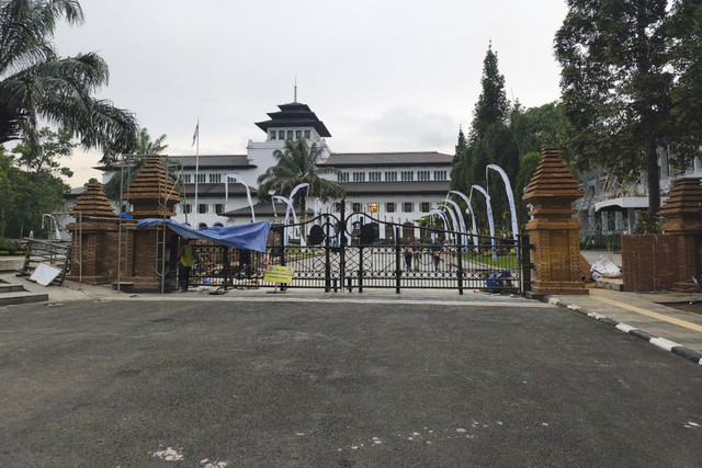 Proses pemugaran gapura di Gedung Sate, Kota Bandung, Jumat (21/11/2025). Foto: Linda Lestari/kumparan