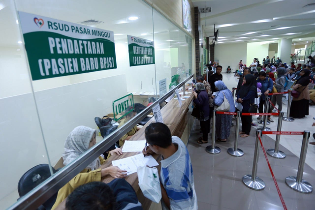 Masyarakat peserta JKN saat daftar menjadi pasien baru di RSUD Pasar Minggu, Jakarta. Foto: Dok. BPJS Kesehatan