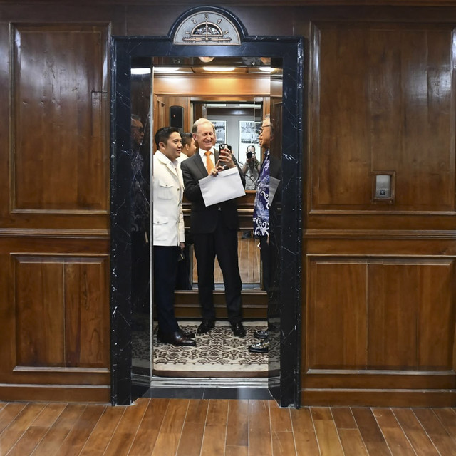 Sekretaris Kabinet Teddy Indra Wijaya menerima Duta Besar Belanda untuk Indonesia, Marc Gerritsen, di Gedung Sekretariat Kabinet. Foto: Instagram/ @sekertariat.kabinet