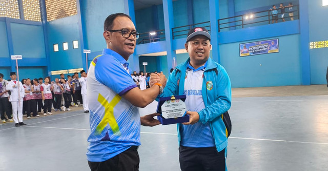 Ketua Umum Pengprov Persatuan Bola Voli Seluruh Indonesia (PBVSI) Kalbar, Irwan, turut hadir dalam acara pembukaan Kejurprov Bola Voli tahun 2025 di Kabupaten Mempawah. Foto: M. Zain/Hi!Pontianak