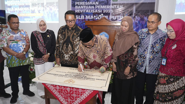  Menteri Pendidikan Dasar dan Menengah (Mendikdasmen), Abdul Mu'ti menghadiri peresmian revitalisasi SLB daerah terpencil di Dusun Randusari, Desa Jumapolo, Kecamatan Jumapolo, Kabupaten Karanganyar, Jawa Tengah, Kamis (20/11/2025). Foto: Dok. kumparan