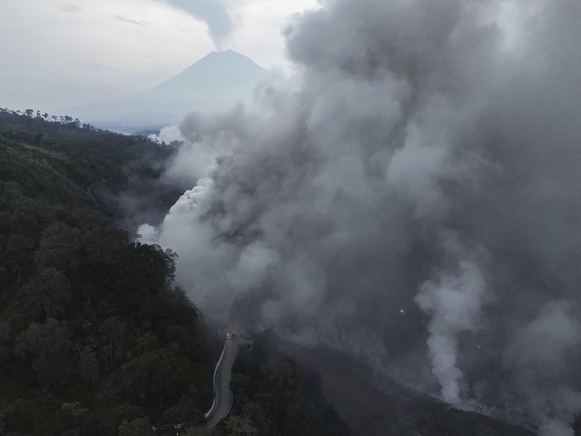 Foto udara asap letusan sekunder di Kecamatan Candipuro, Lumajang, Jawa Timur, Jumat (21/11/2025). Foto: Irfan Sumanjaya/ANTARA FOTO