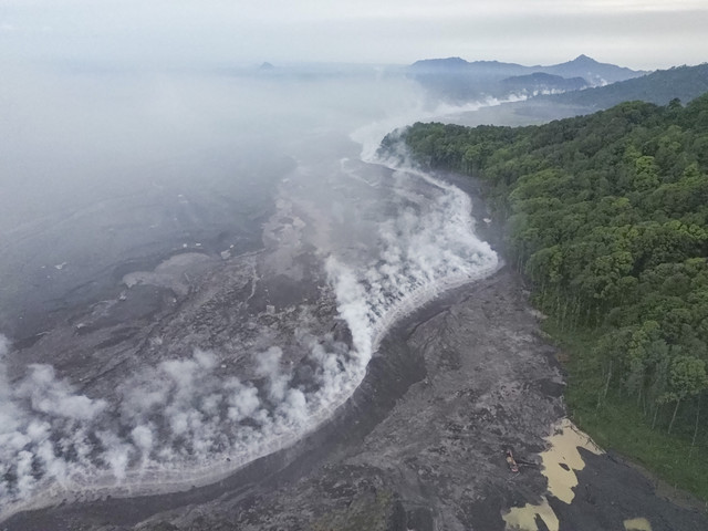 Foto udara asap letusan sekunder di Kecamatan Candipuro, Lumajang, Jawa Timur, Jumat (21/11/2025). Foto: Irfan Sumanjaya/ANTARA FOTO