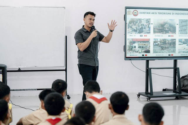 Densus 88 menggelar sosialisasi kepada seratus siswa Sekolah Rakyat Menengah Atas (SRMA) 1 Aceh Besar pada Jumat (21/11/2025). Foto: Dok. Kemensos