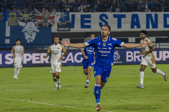 Pemain Persib Bandung Andrew Patrick Jung melakukan selebrasi usai mencetak gol ke gawang Dewa United Banten FC pada pertandingan BRI Super League di Stadion Gelora Bandung Lautan Api (GBLA), Bandung, Jawa Barat, Jumat (21/11/2025). Foto: Abdan Syakura/ANTARA FOTO