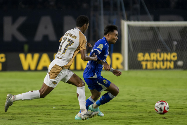 Pemain Persib Bandung Saddil Ramdani (kanan) berebut bola dengan pemain Dewa United Banten FC Altalariq Erfa Aqsal Ballah (kiri) pada pertandingan BRI Super League di Stadion Gelora Bandung Lautan Api (GBLA), Bandung, Jawa Barat, Jumat (21/11/2025). Foto: Abdan Syakura/ANTARA FOTO