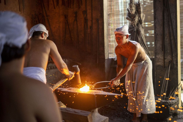 Seluruh Empu yang terlibat dalam pembuatan keris, mengenakan pakaian serba putih tanpa jahitan layaknya pakaian para Empu di masa lalu/ Malika Arya 
