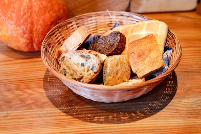 Ilustrasi Keranjang Berisi Roti. Foto: Unsplash.