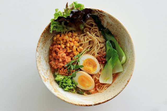 Ilustrasi Mie instan dalam mangkuk. Foto: Unsplash.