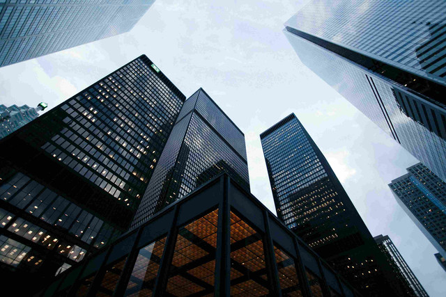 Gedung perkantoran modern sebagai simbol tuntutan transparansi bisnis. (Photo by Sean Pollock on Unsplash)