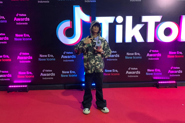 Musisi Tenxi meraih Music Artist of The Yesr di ajang TikTok Awards Indonesia 2025 yang digelar di Studio Emtek, Jakarta, Jumat (21/11/2025). Foto: Vincentius Mario/kumparan