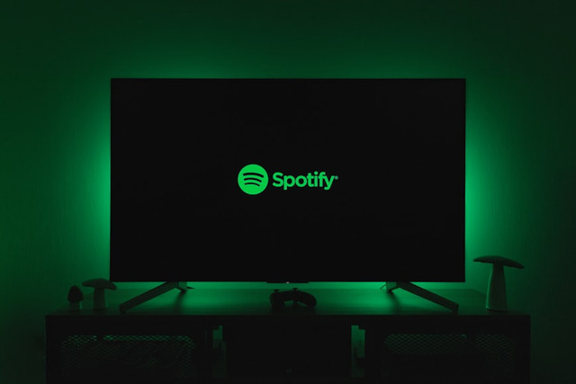 Ilustrasi cara chatting di spotify. Foto: Unsplash/Thibault Penin