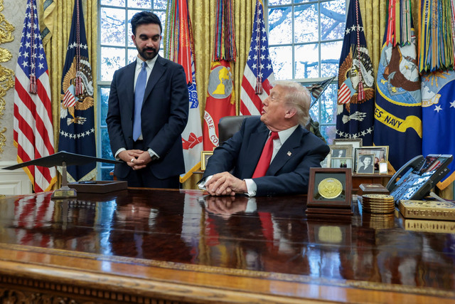 Presiden AS Donald Trump bertemu Wali Kota New York City terpilih Zohran Mamdani di Gedung Putih di Washington, D.C., Amerika Serikat, Jumat (21/11/2025). Foto: Jonathan Ernst/REUTERS