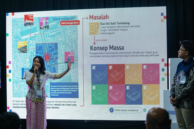 Naurah Qatrunnada R saat mempresentasikan konsep halte masa depan yang didesain oleh Tim Vesta Fora dari Departemen Arsitektur ITS. Foto: Humas ITS