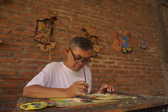Proses Pewarnaan Wayang Kulit oleh Pak Suparman. Foto: Zabrina Ratnaningsih