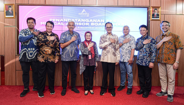 Direktur AdMedika Dian Prambini (keempat dari kiri) dan jajaran Dewan Penasihat Medis (DPM) pada acara penandatanganan Perjanjian Kerja Sama (PKS) untuk penambahan Dewan Penasihat Medis (DPM) sebagai medical expert untuk Medical Advisor Board (MAB) AdMedika pada Rabu (5/11). Foto: Telkom