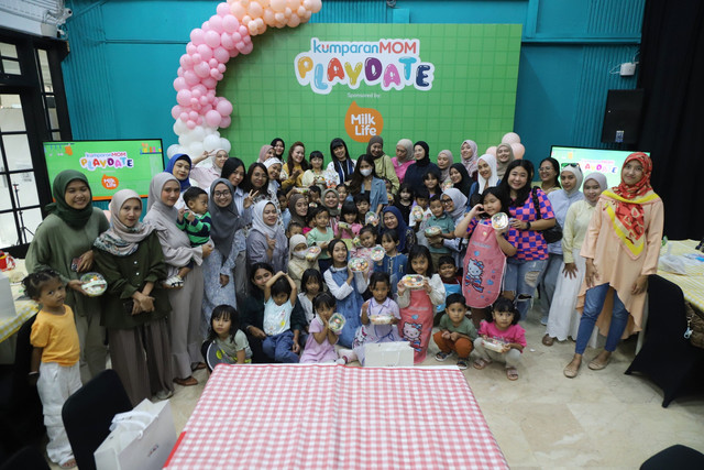 Foto bersama sejumlah orang tua bersama anaknya saat mengikuti kumparanMOM Playdate bersama MilkLife yang digelar di kantor kumparan, Jakarta, Sabtu (22/11/2025). Foto: Iqbal Firdaus/kumparan