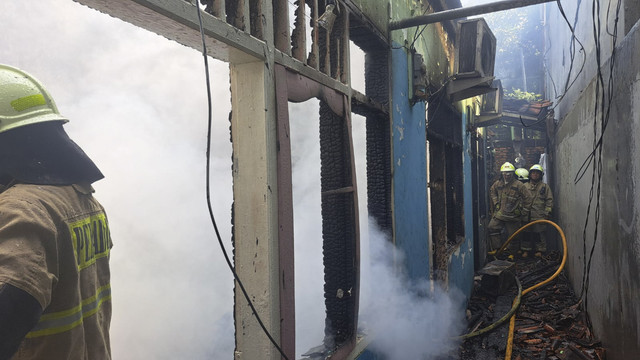 Penanganan kebakaran rumah di Kecamatan Koja, Jakarta Utara, pada Sabtu (22/11/2025).  Foto: Dok. Istimewa